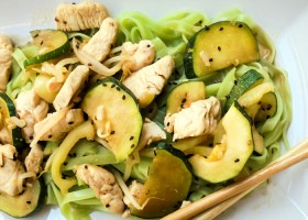 Čínske zelené cestoviny s cuketou