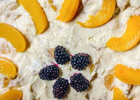 Broskyňový cheesecake s bielou čokoládou