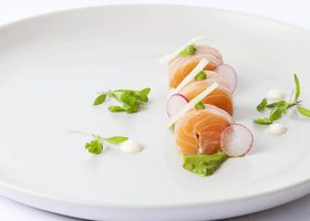 Marinovaný losos s avokádovým dipom